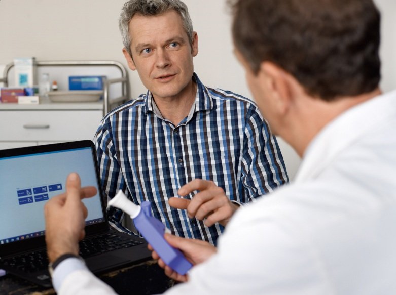 Paciente realizando una espirometría con espirómetro portátil